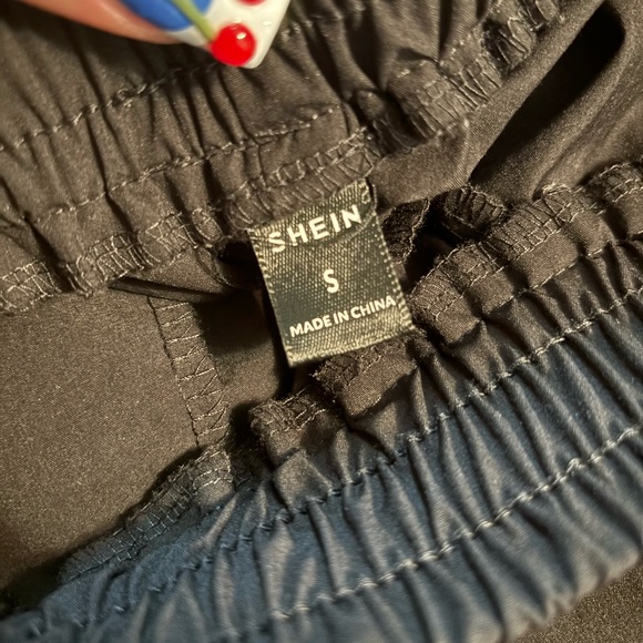 Black wide leg pants with flap pockets and elastic waistband - Picture 7 of 7